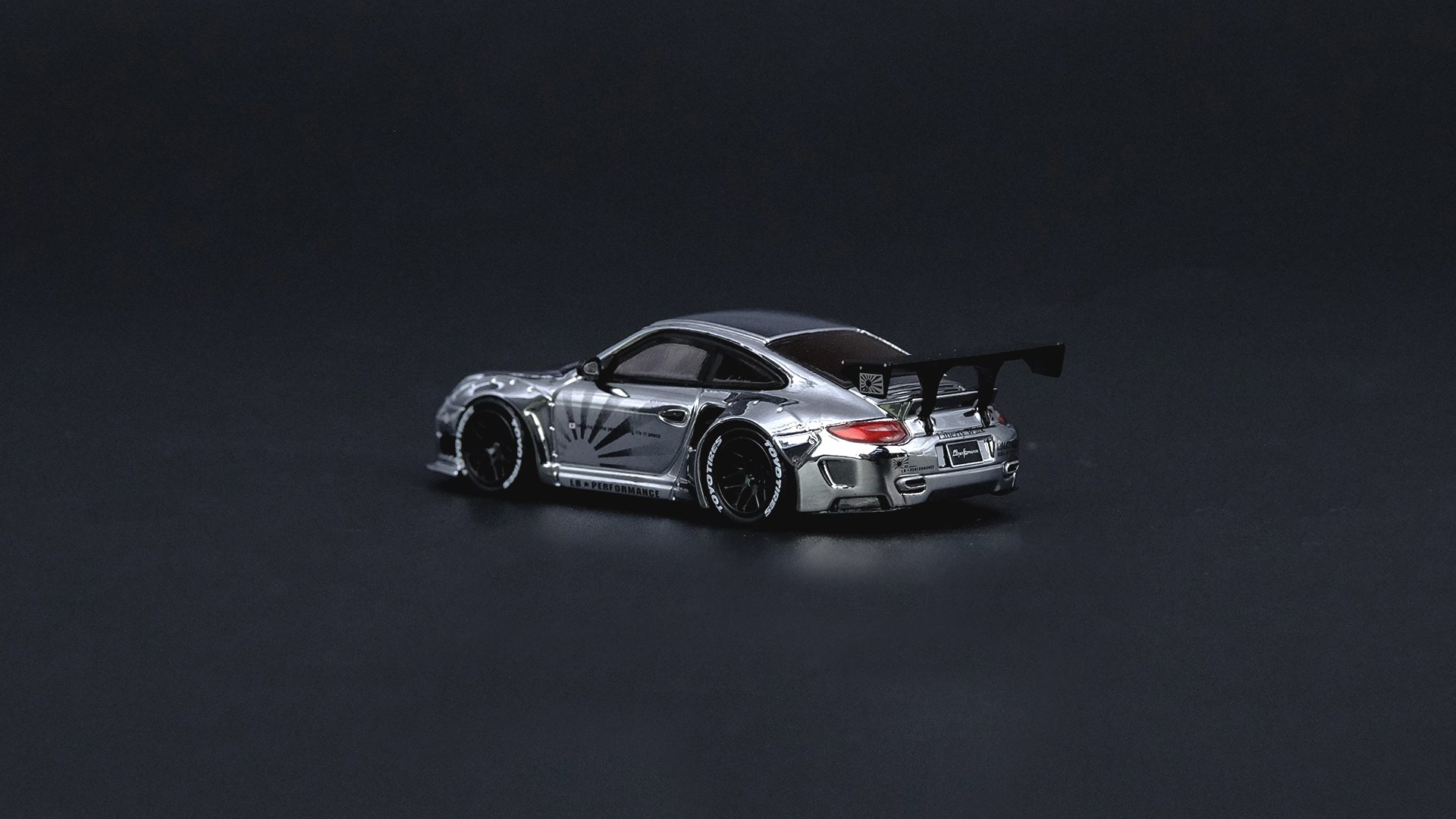 LBWK Auto Salon Diorama with Car and Figures - Inno Models