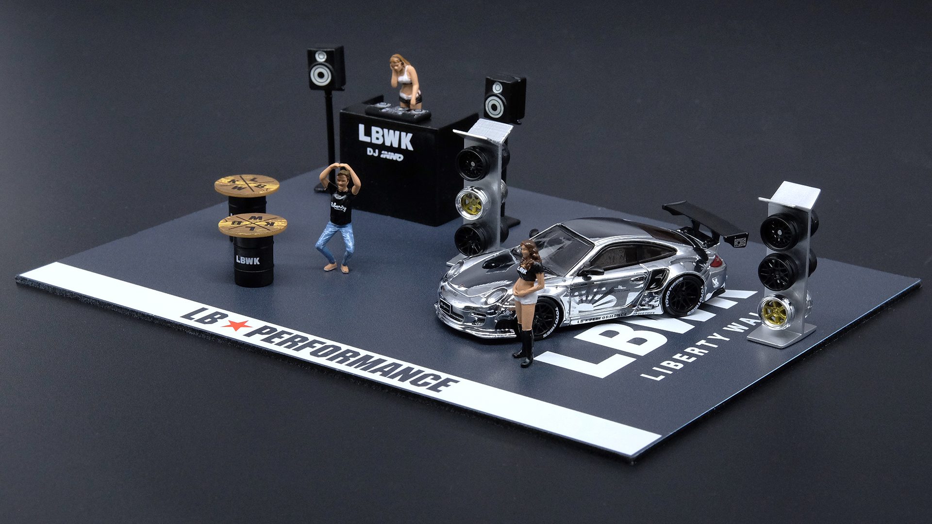 LBWK Auto Salon Diorama with Car and Figures - Inno Models
